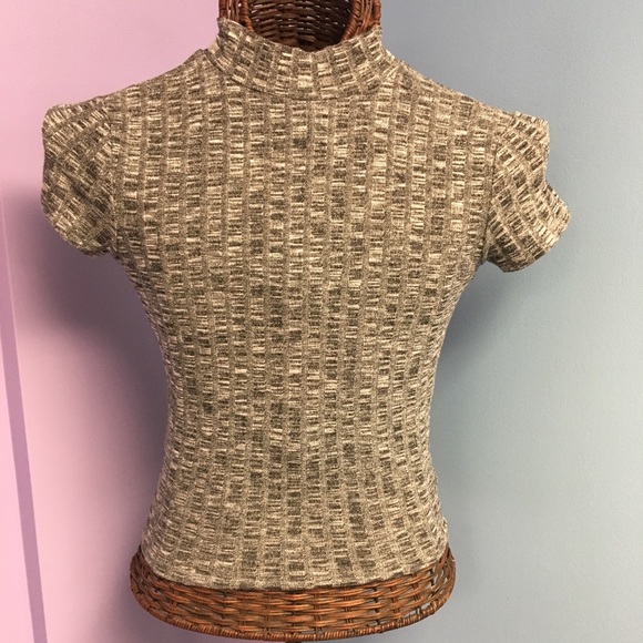 Prince & Fox Tops - Gray Mock Ribbed Short Sleeve Top 🫶🏻